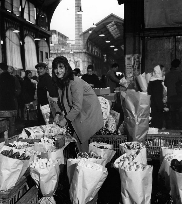 Doisneau-Paris-les Halles marchande fleurs